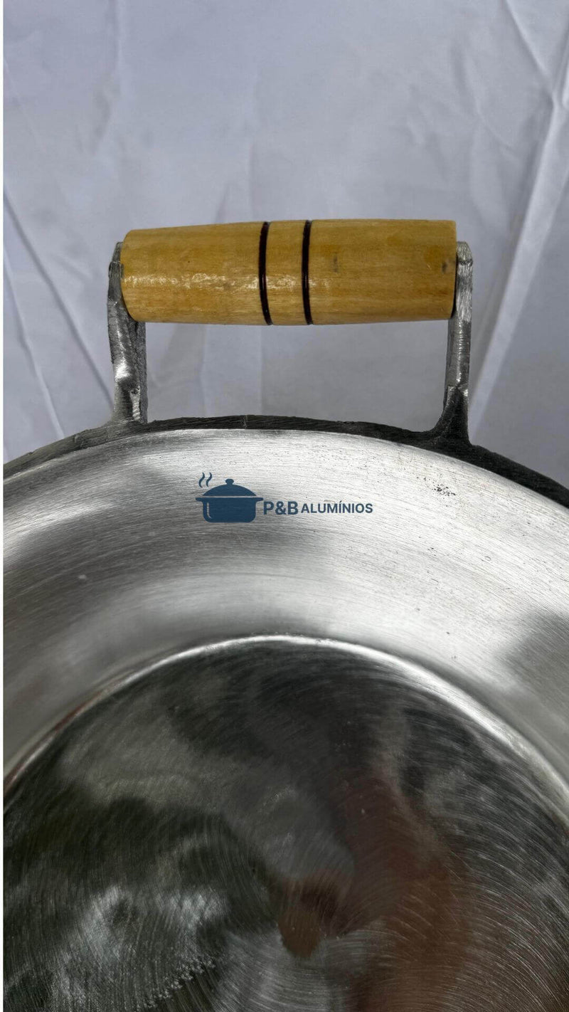 Panela N° 22 em Alumínio Batido com Cabo de Madeira