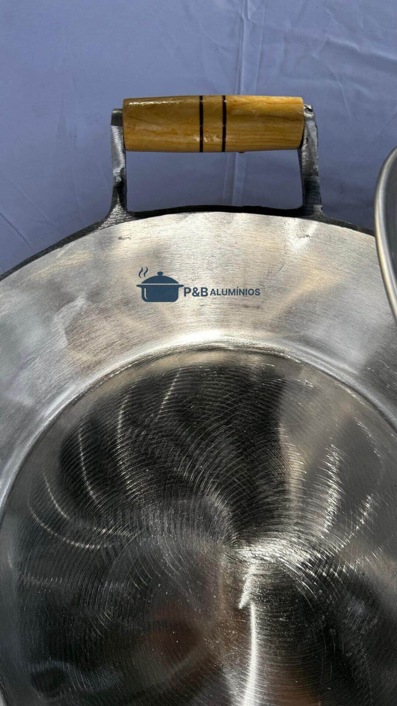 Panela N° 42 em Alumínio Batido Fundido com Cabo de Madeira