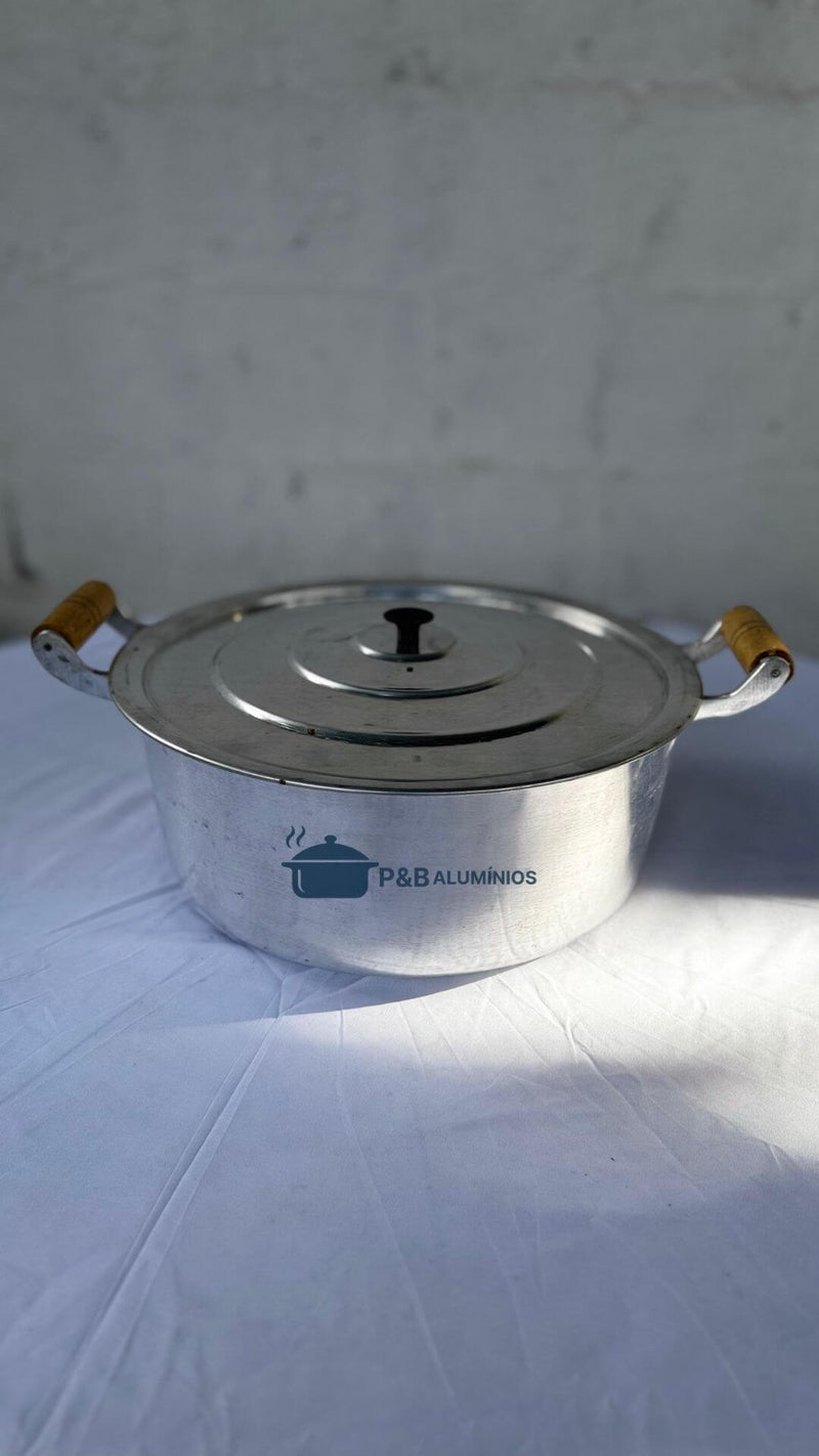 Panela Nº 34 em Alumínio Batido com Cabo de Madeira