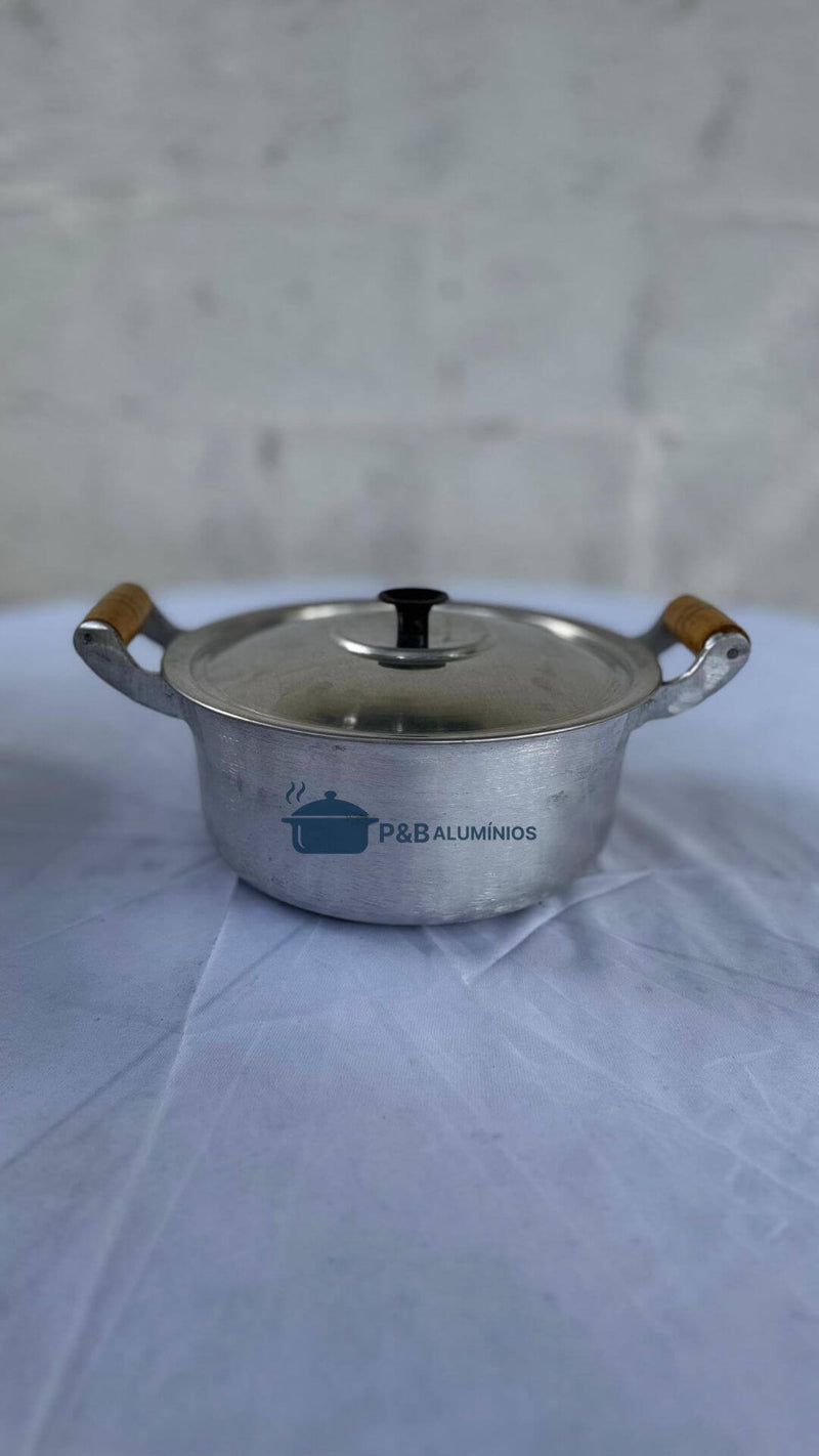 Panela N° 22 em Alumínio Batido com Cabo de Madeira