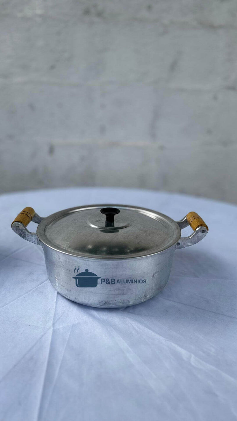 Panela N° 24 em Alumínio Batido com Cabo de Madeira