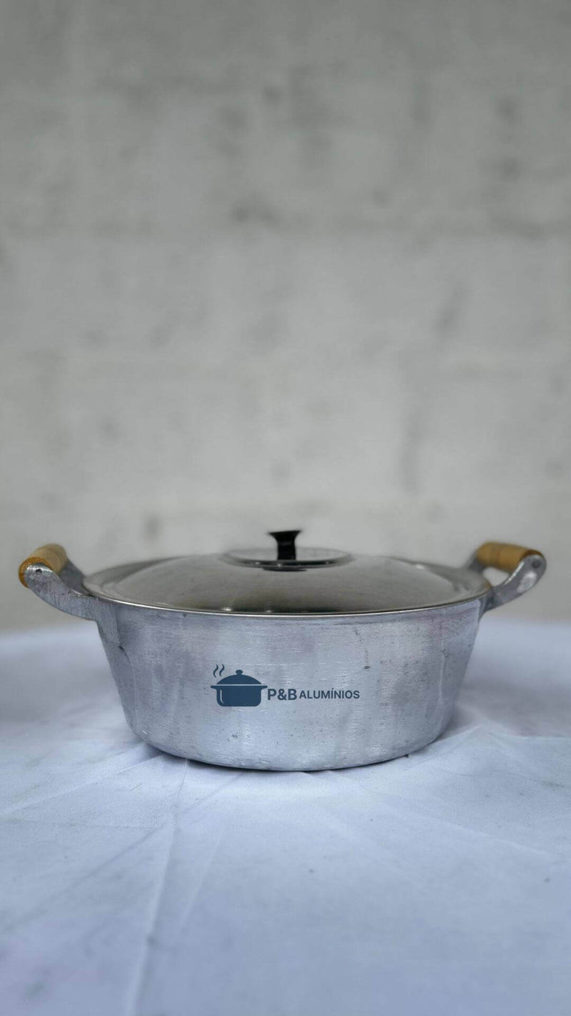 Panela N° 28 em Alumínio Batido com Cabo de Madeira