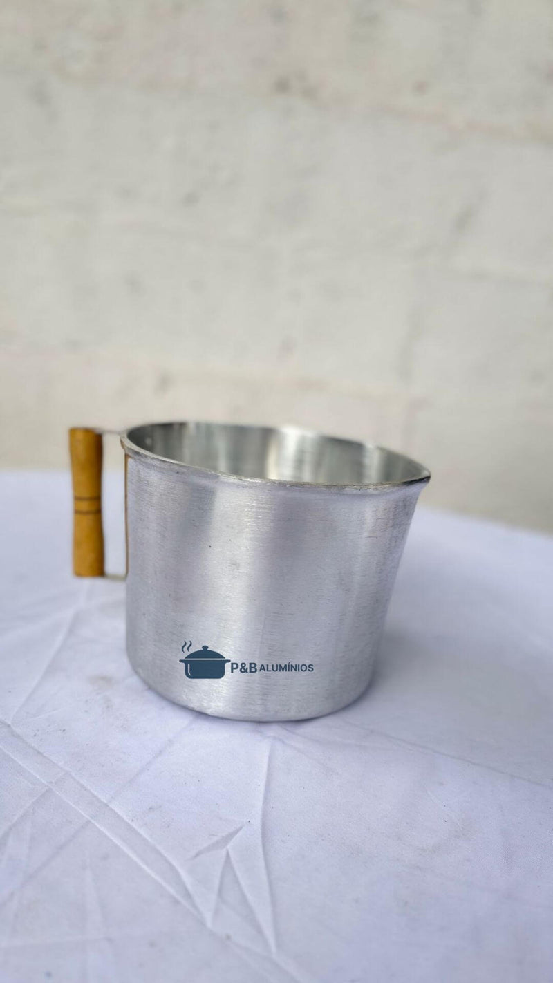 Caneca em Alumínio Batido Nº 22 com Alça de Madeira
