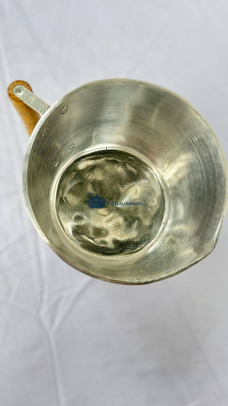 Caneca em Alumínio Batido Nº 18 com Alça de Madeira