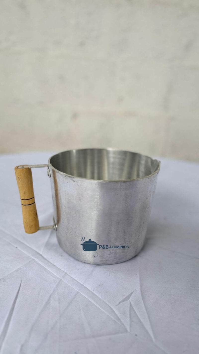 Caneca em Alumínio Batido Nº 20 com Alça de Madeira