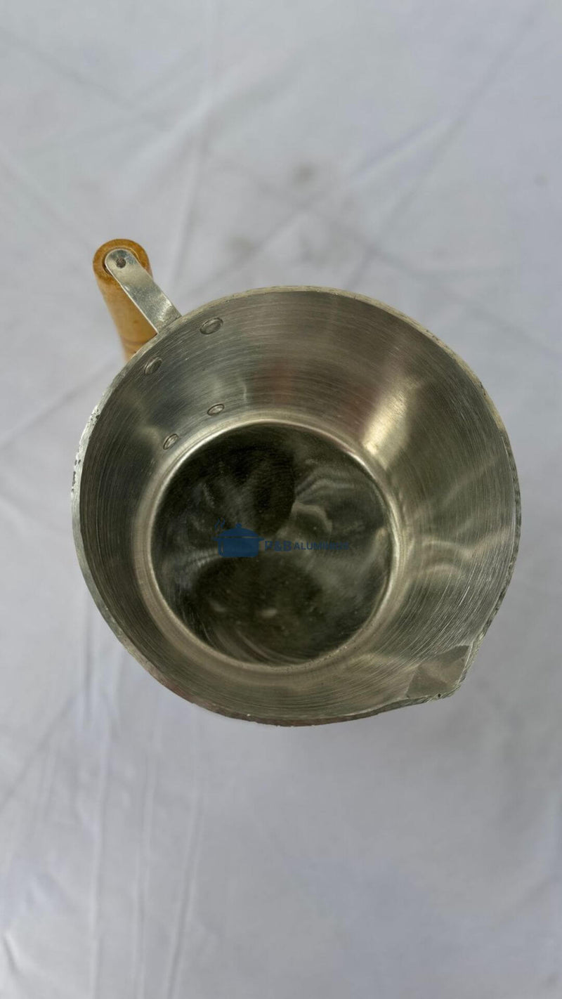 Caneca em Alumínio Batido Nº 20 com Alça de Madeira