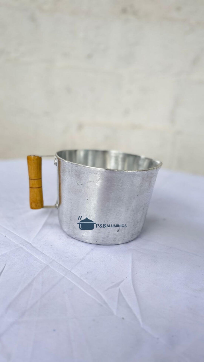 Caneca em Alumínio Batido Nº 18 com Alça de Madeira